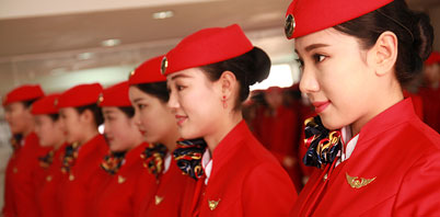 空中乘務(wù)就是我們常說的空姐、空哥、空少，主要在航空飛機上從事為旅客的服務(wù)人員